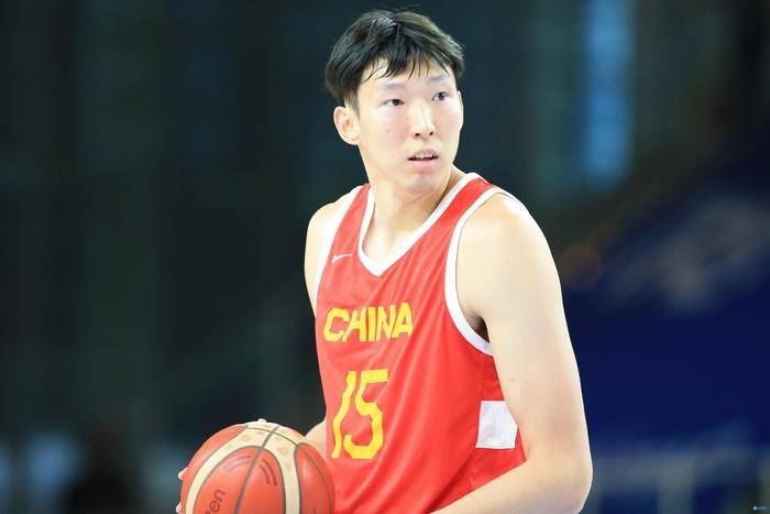 在剧照上，有一只鸟儿被无情杀死之后，被绑在了树上。