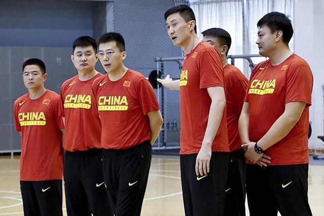 艾梅柏穿白衣白裤搭配驼色大衣，气场十足；而德普则绅士地帮女友开车门，之后一直牵着艾梅柏的手恩 51岁德普为28岁美艳小女友庆生 手握玫瑰赠佳人 2014-04-23 当地时间4月22日，纽约，约翰尼·德普与未婚妻艾梅柏·希尔德牵手现身，一起出门庆祝艾梅柏的28岁生日。
